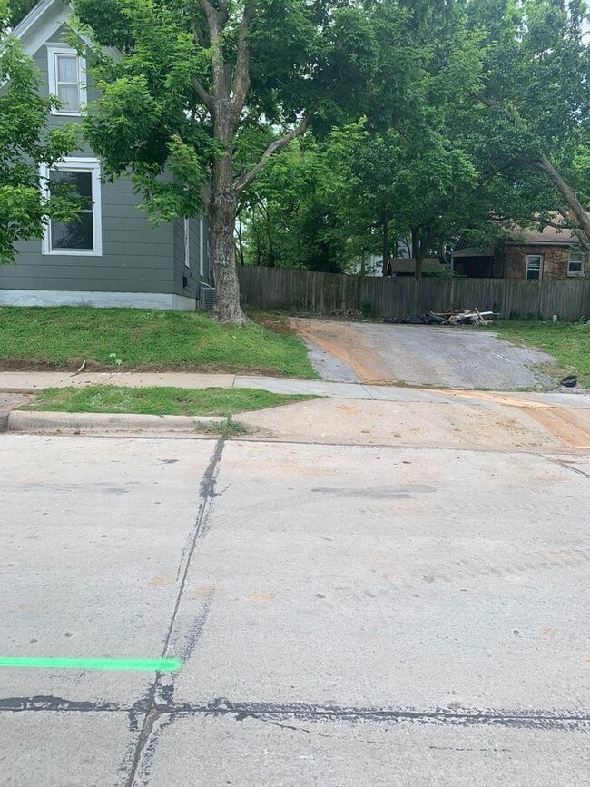 Building Photo - 2 bed/2 bath, 720 sqft home! 413 W Nichols...