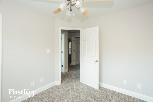 Building Photo - 472 Riverglen Dr NW
