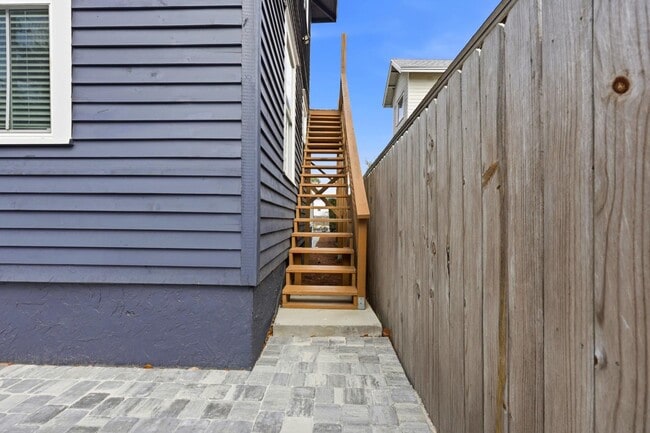 Building Photo - 300 E 3rd St