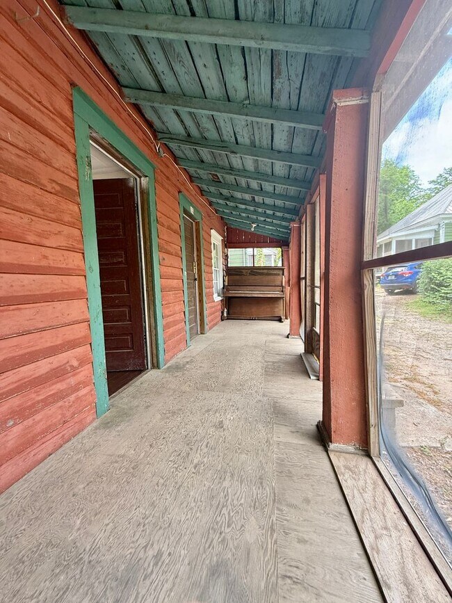 Building Photo - Two Bedroom with Great Screened Porch!
