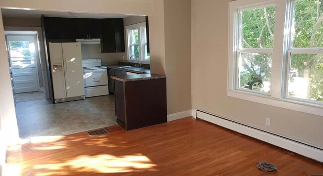 Building Photo - 3 bedroom 2 bath prime location!