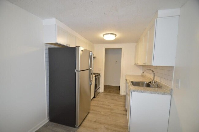 Building Photo - 1077 East Ave