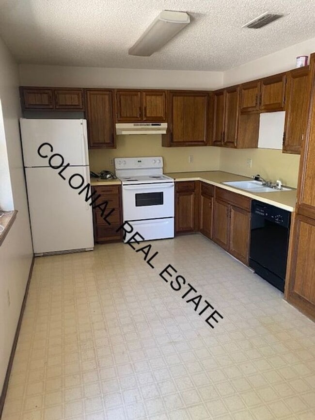 Building Photo - 2 Bedroom 1 Bathroom apartment, private washer/dryer hookups, central heat and air