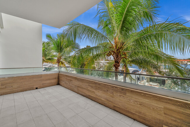 Building Photo - 3750 Yacht Club Dr