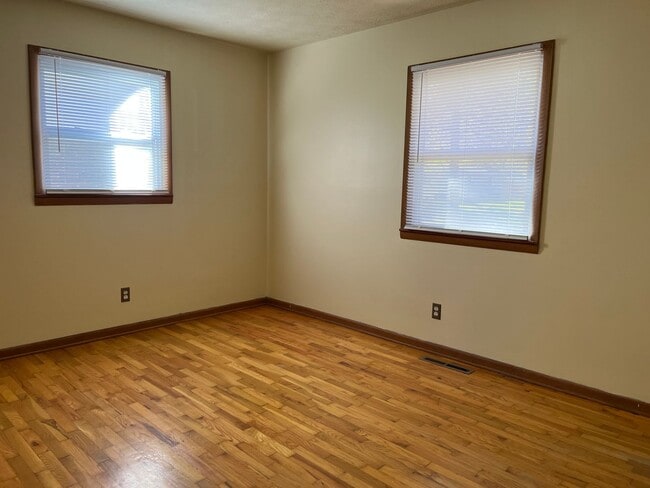 Building Photo - ADORABLE 3 BEDROOM HOUSE- FENCED BACK YARD