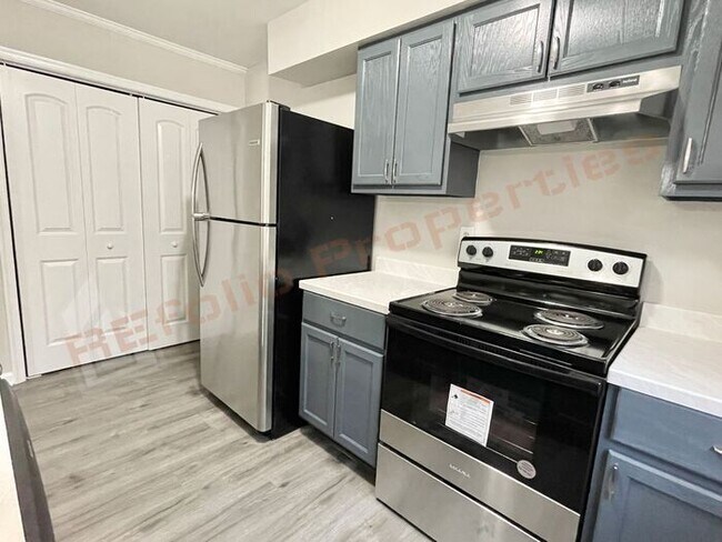 Building Photo - Carpetless 2 BD 1.5 Bath 2 Story Quadplex ...
