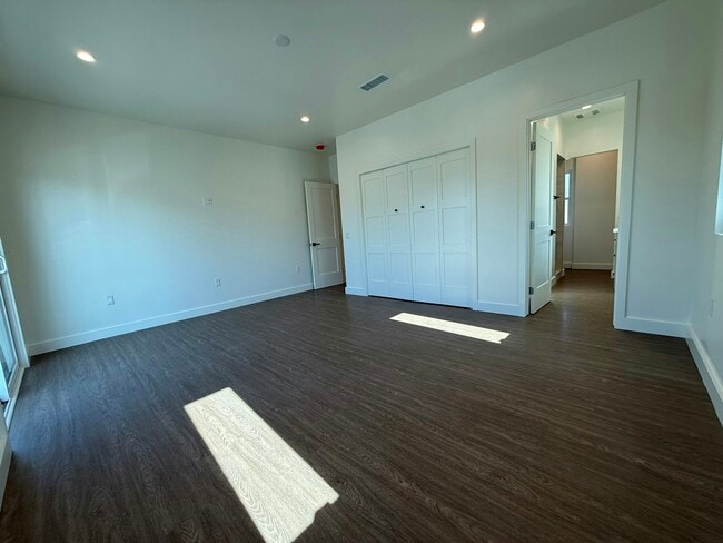 Building Photo - 1809 Lake St