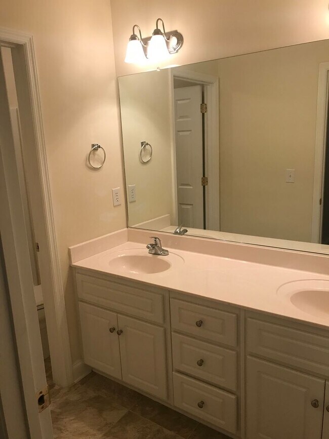 Building Photo - 3 Bedroom 2 Bath Townhome off Stevens Cree...