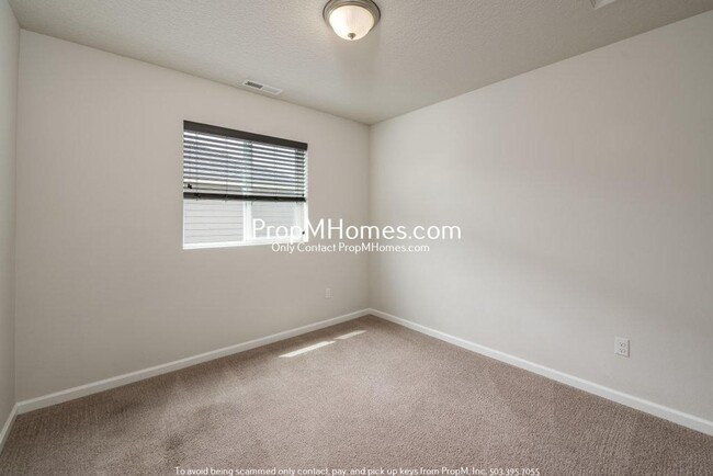 Building Photo - Three Bedroom Stunner in NE Salem!