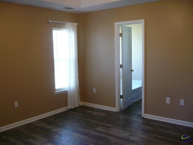 Building Photo - 213 Loxley Dr