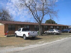 Building Photo - Stylish Comfort in a Freshly Remodeled Beauty