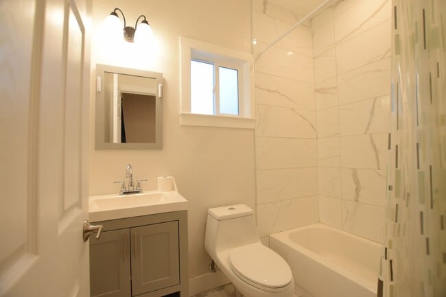Building Photo - Stylish Oakland Retreat – 3BR, 2BA + Huge ...