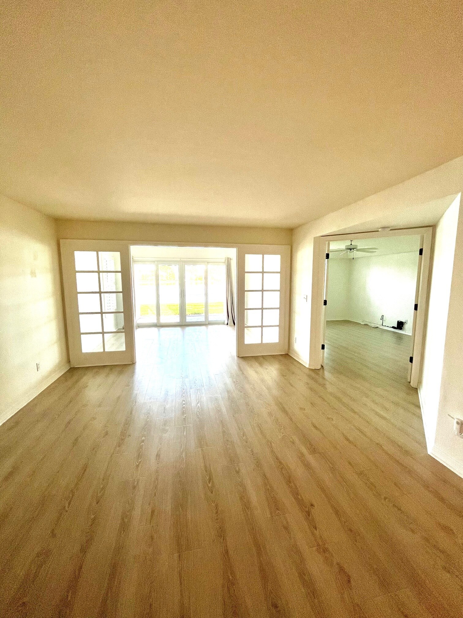 spacious open plan living area - 6660 Ilex Cir