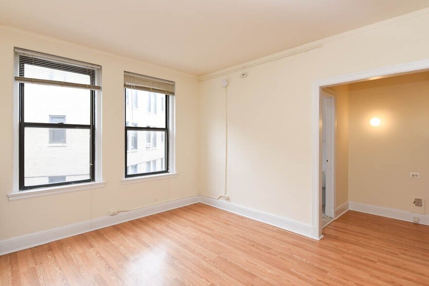 Building Photo - 3335 W Diversey Ave