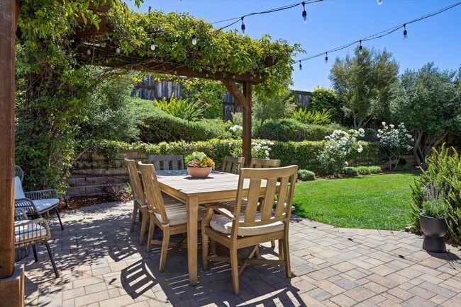 Building Photo - Single Level Executive Home