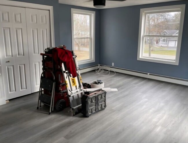 Building Photo - Plaistow Remodeled Victorian 3 Bedroom Apa...