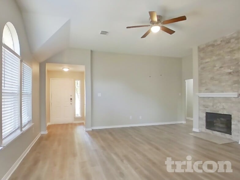 Building Photo - 352 Meadow Park