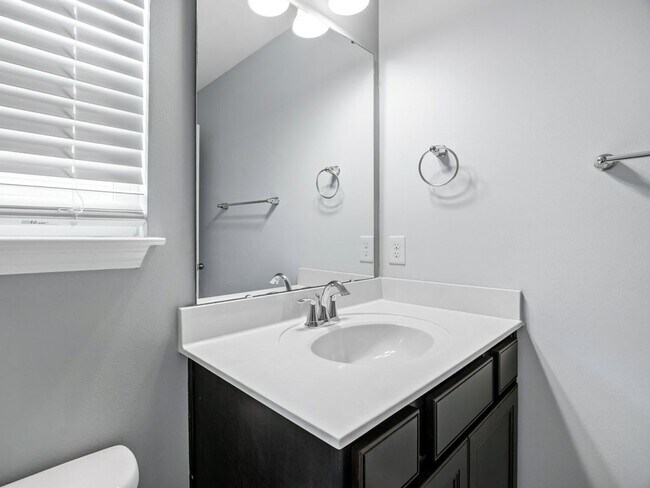 Building Photo - Stylish 3BR/2BA Home with Bonus Room in Gr...