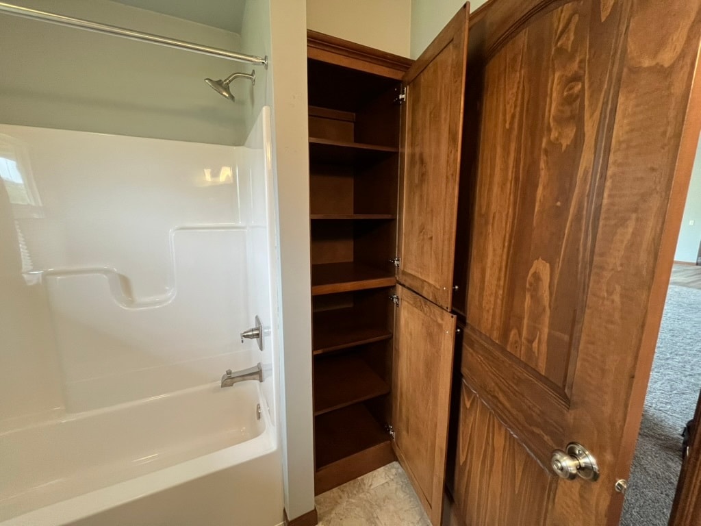 bath-tub-closet - 1454 Chickory Ct