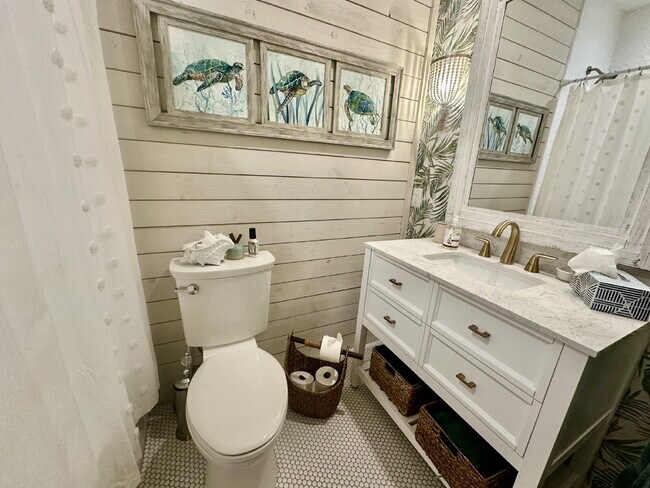 Building Photo - Beautifully Updated Elegant two Bedroom Ho...