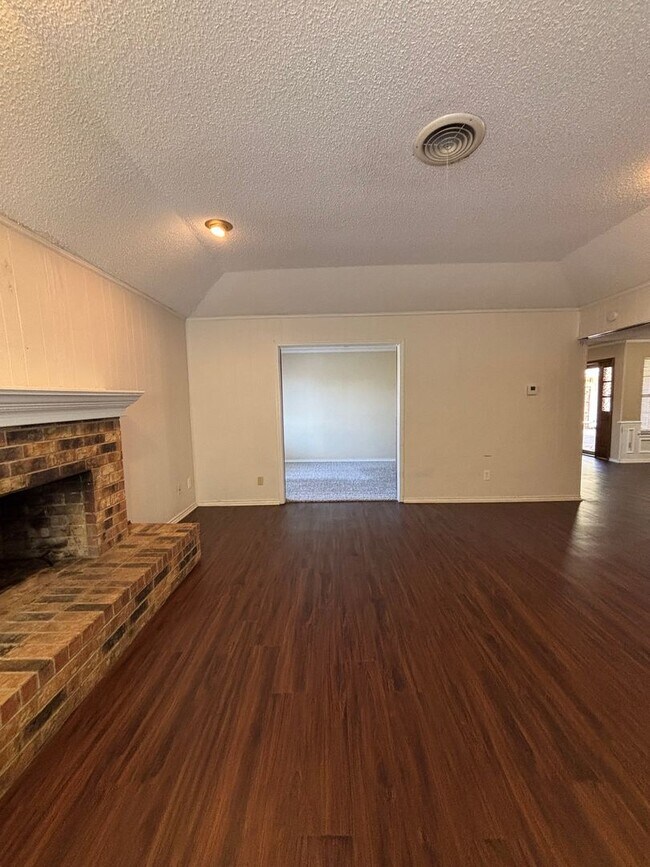 Building Photo - 6008-6010 Shelton St