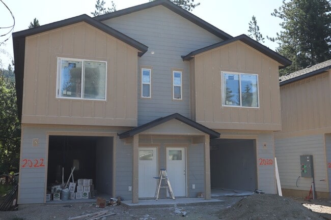 Building Photo - Duplex in CDA !