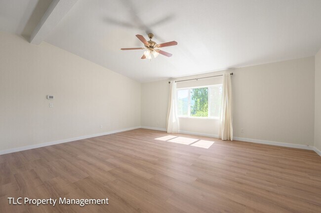 Building Photo - 3bd/2bath Home with a view!!