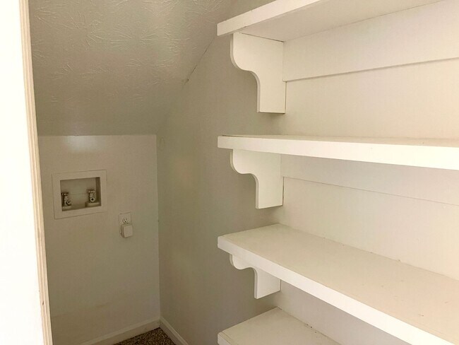 Building Photo - Welcome to the Charming 4 Bedroom/3 Bath w...