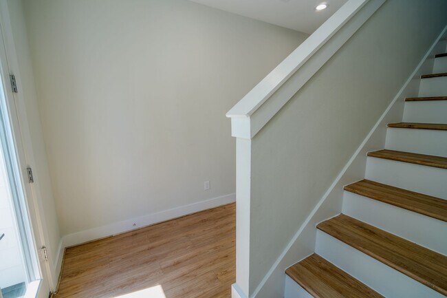 Building Photo - Modern Comfort in a Prime Location
