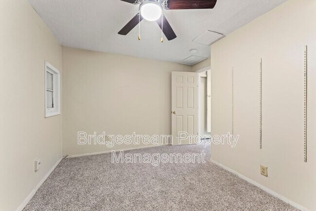 Building Photo - 230 Pat Ln