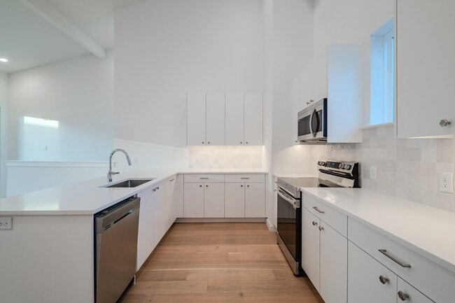 Building Photo - Stunning Newer Townhomes in Lakewood — Walk to Whole Foods, Trader Joe's & Lower Greenville