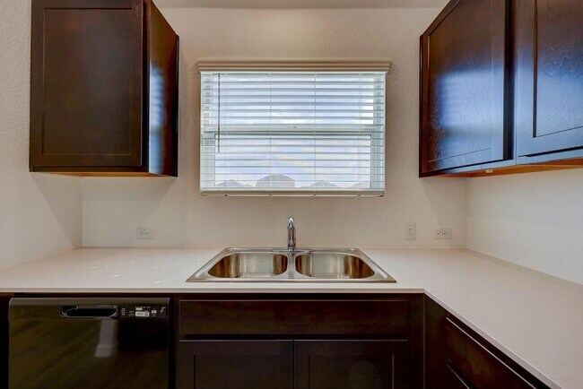 Building Photo - 618 Waterway Ave