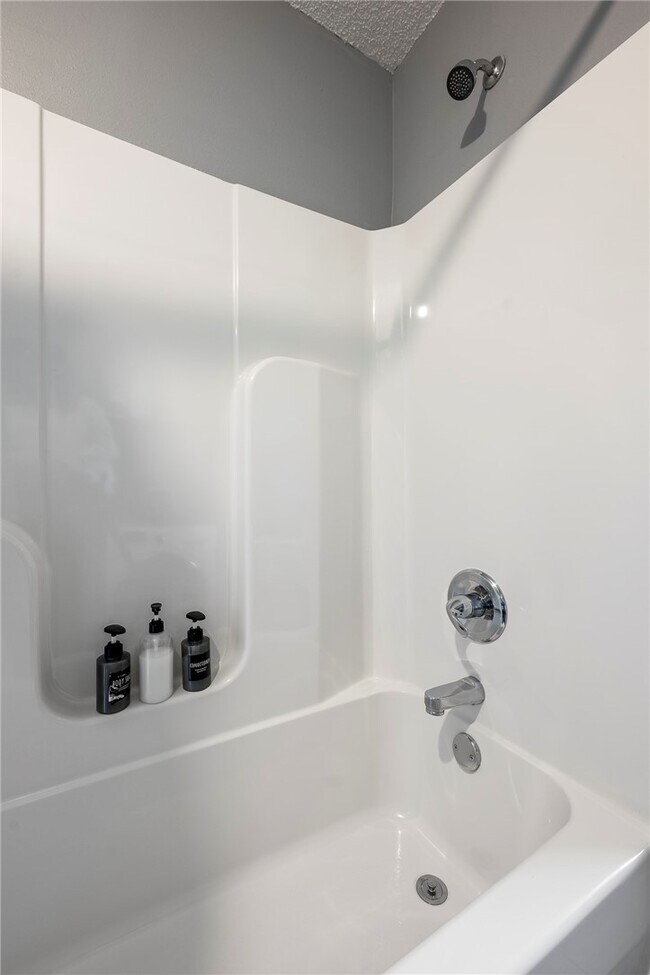 Building Photo - 110 SE 13th St