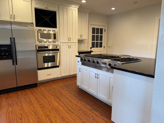 Building Photo - Beautiful Mid-town home 3br/2ba, newly ren...