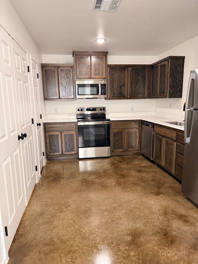 Building Photo - 983 Cline Dr