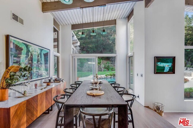 Building Photo - 2436 Arbutus Dr
