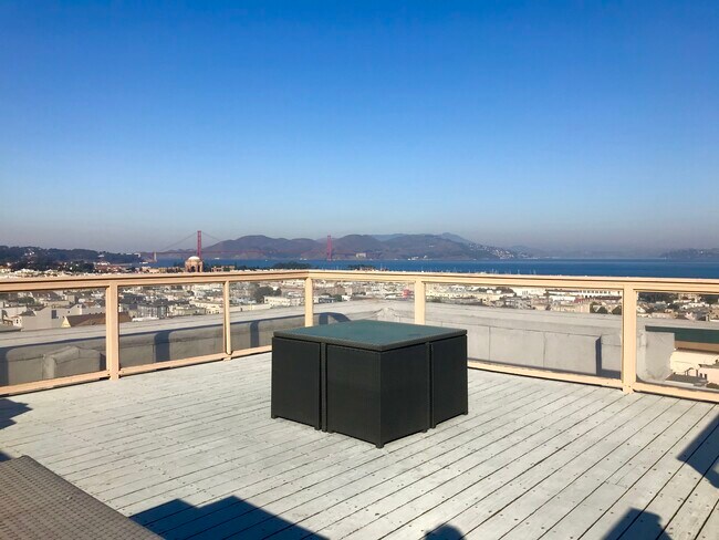 Building Photo - 1990 Green St