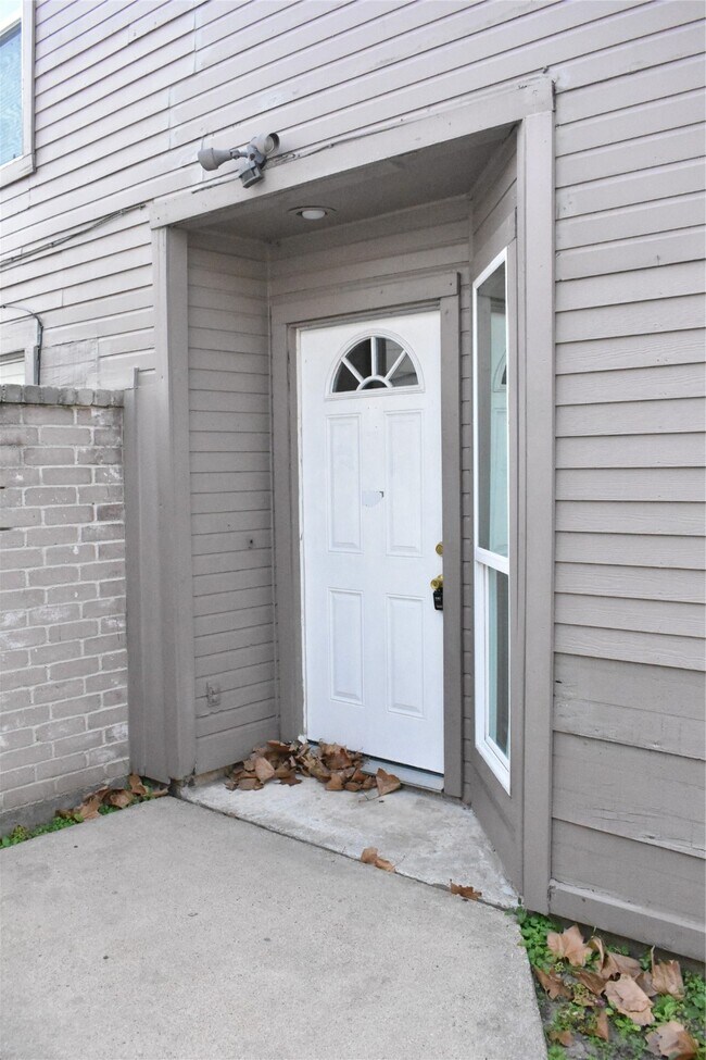 Building Photo - 8903 Kalewood Dr