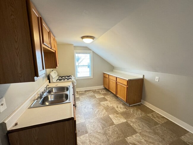 Building Photo - Two Bedroom Upper Unit on SW Side!