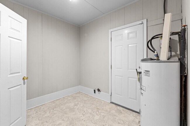 Building Photo - 2021 Fernwood Cir