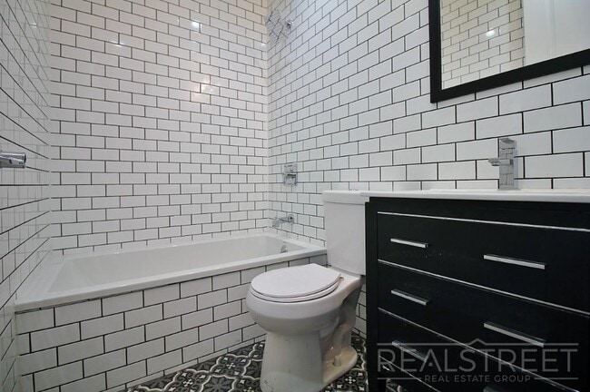 Building Photo - NEW 3 Bed in Crown Heights