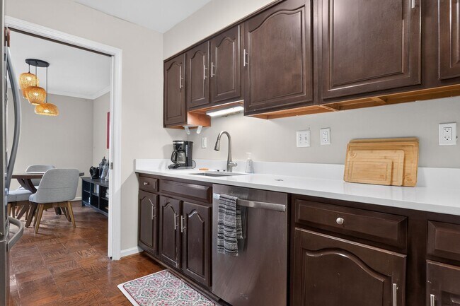 Building Photo - Fully Furnished Executive Townhome | 2 Bedrooms + Dedicated Office | 6-Month Minimum