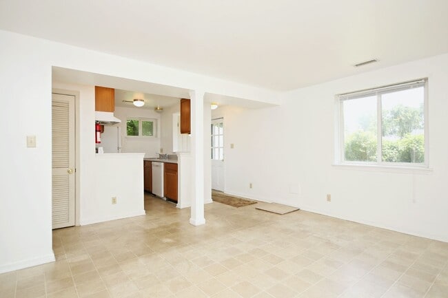 Primary Photo - 124 Thomas Dr
