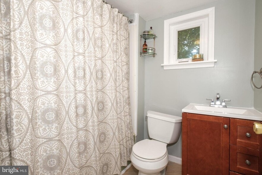 Building Photo - 701 E Barnard St