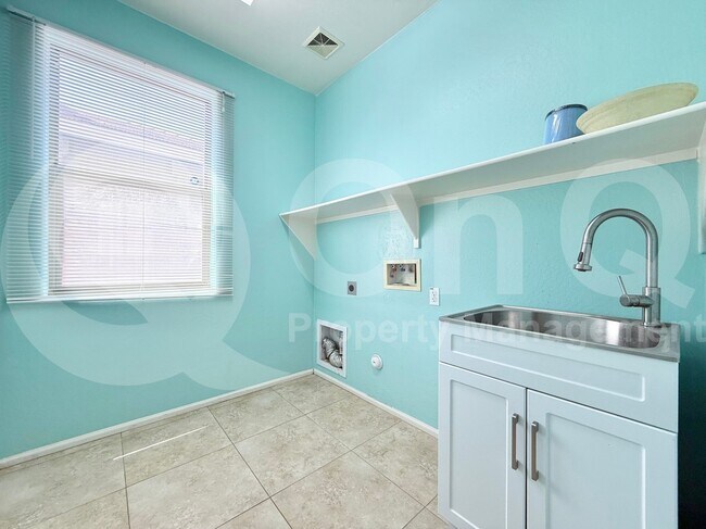 Building Photo - 4413 E Odessa Dr