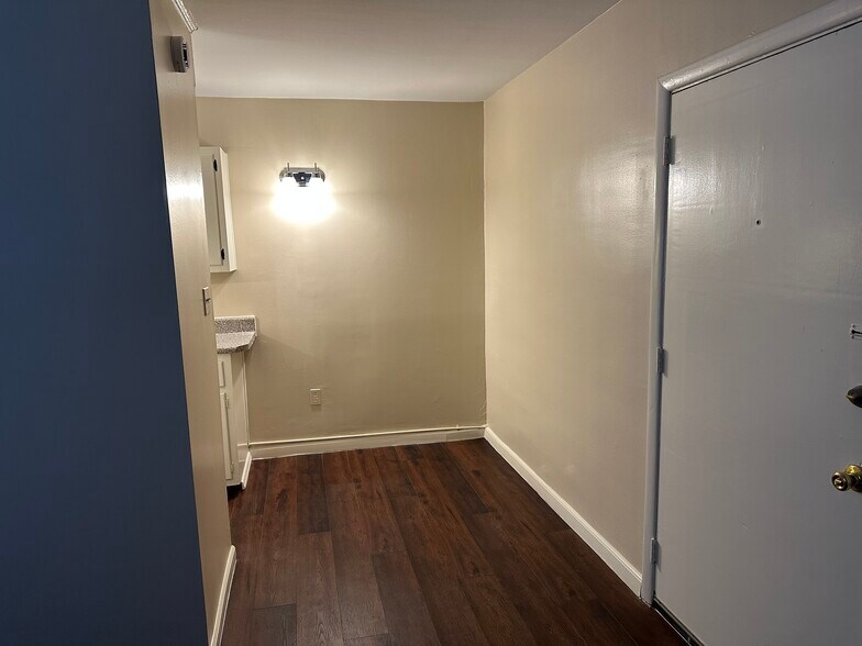 Building Photo - 668 Linwood Ave NE