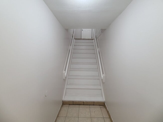 Building Photo - BRAND NEW RENOVATION! Spacious 5-Bed/2-Bat...