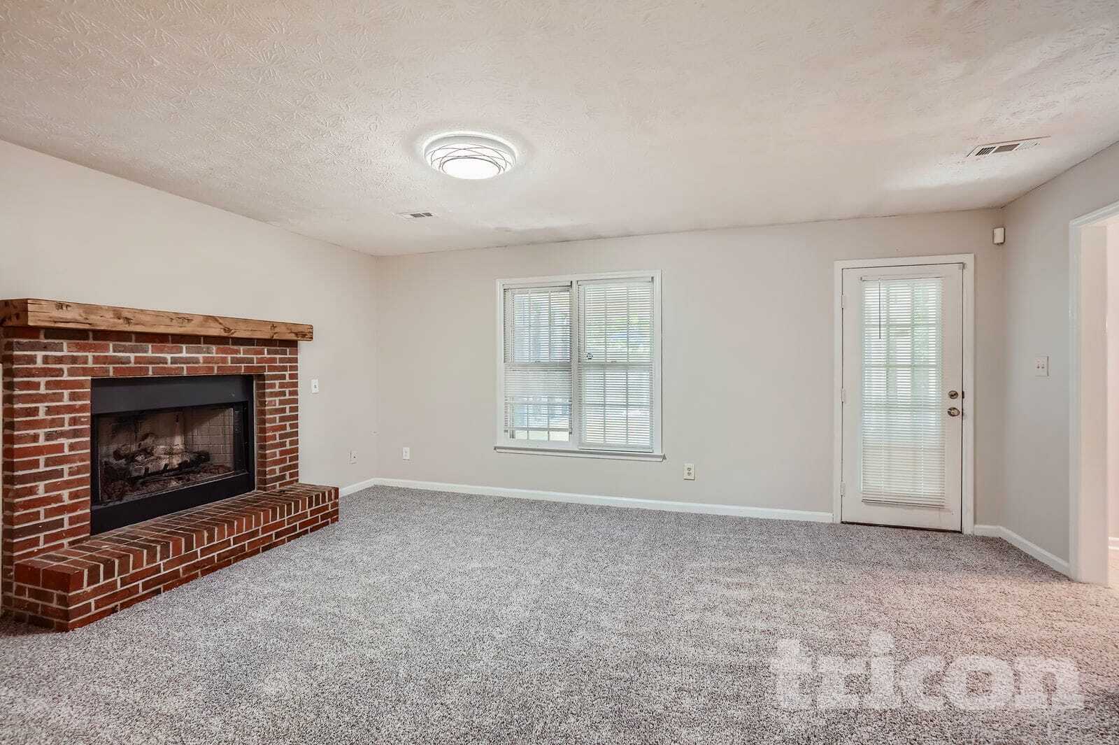 Building Photo - 5 Meadow Green