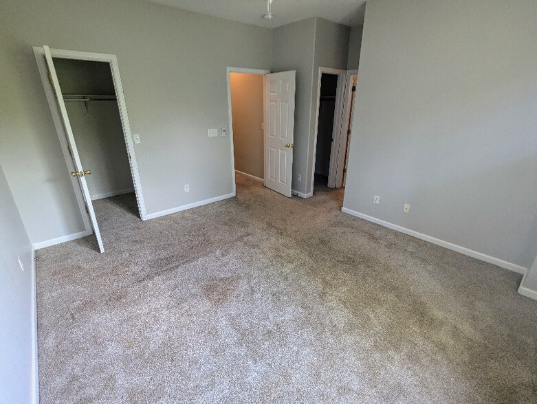 Building Photo - 2821 Willow Tree Ln