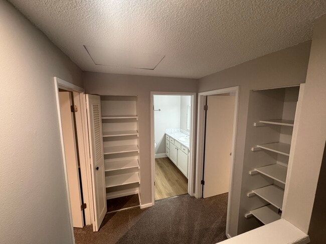 Building Photo - Fully renovated 2 bedroom, 1.5 bath apartment available with Separate Garage!  Updated Kitchen wi...